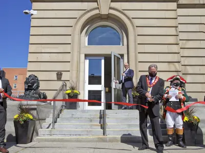 news_2021-sep_NewCityHall_RibbonCutting.jpg